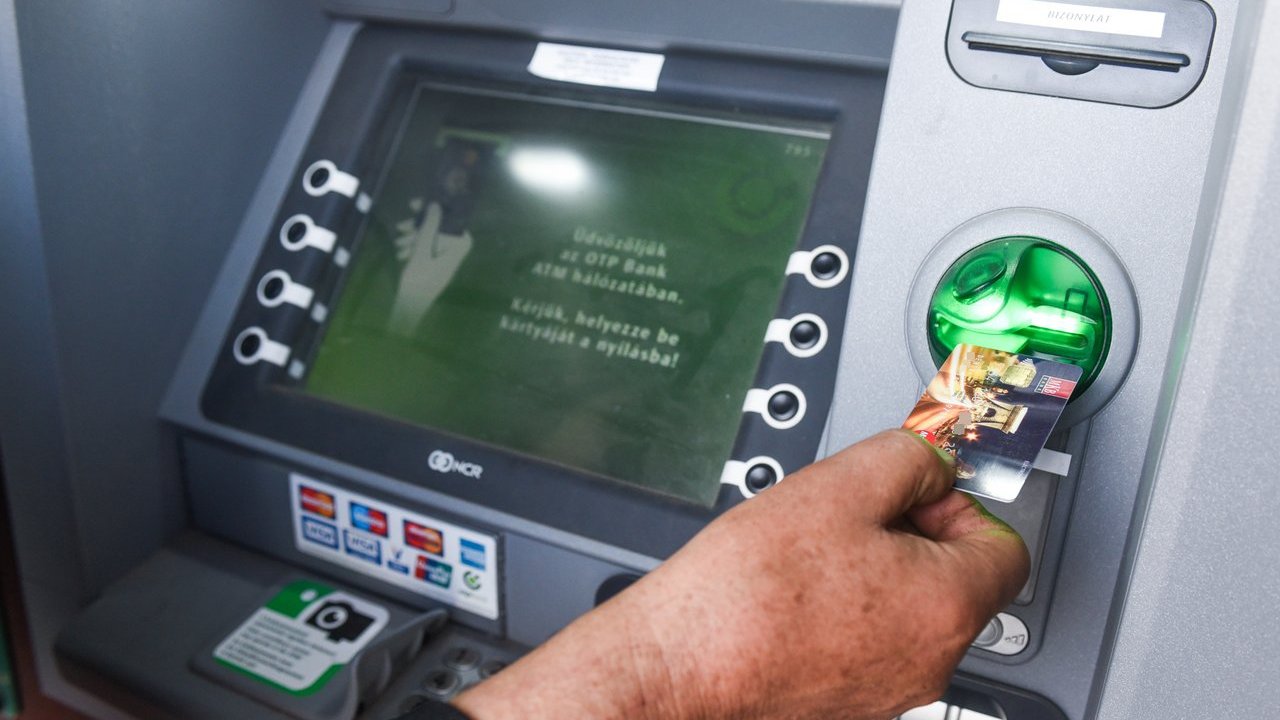 pénz felvétele ATM-en keresztül