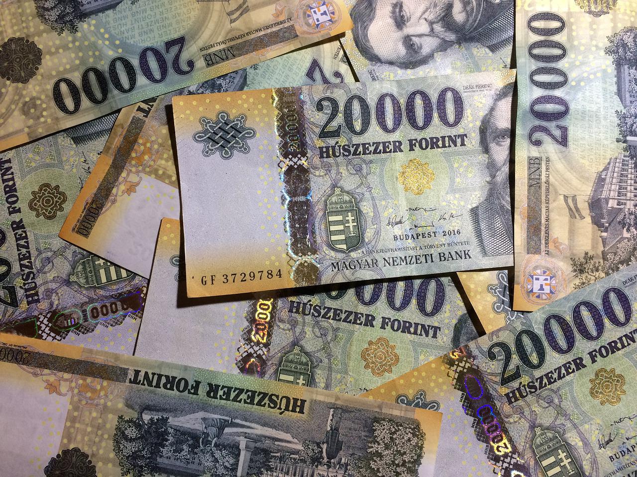 Őrület mit csinálnak a magyarok: Miért tartanak 25.000 milliárdot szabadon készpénzben és bankszámlán?